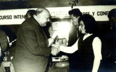 Curso intensivo de confección - Ilustre Municipalidad - Parroco Jaime Larraín Bunster junto a María del Carmen Ramírez - 1960.jpg