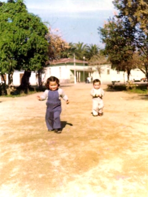 Dos niños corriendo, Hospital San Juan de Dios, María Paz Trujillo junto a Rodrigo Echeverría - 1976