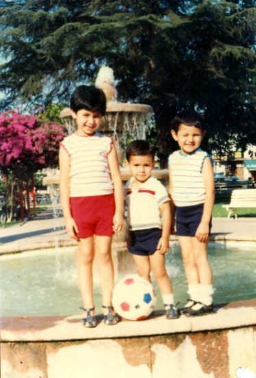 niños posan en Plaza de Armas, Melipilla - 1982