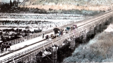 Primer Puente de Madera sobre el Río Maipo, se aprecia el sentido contrario del tránsito en aquellos años. 1920 aprox